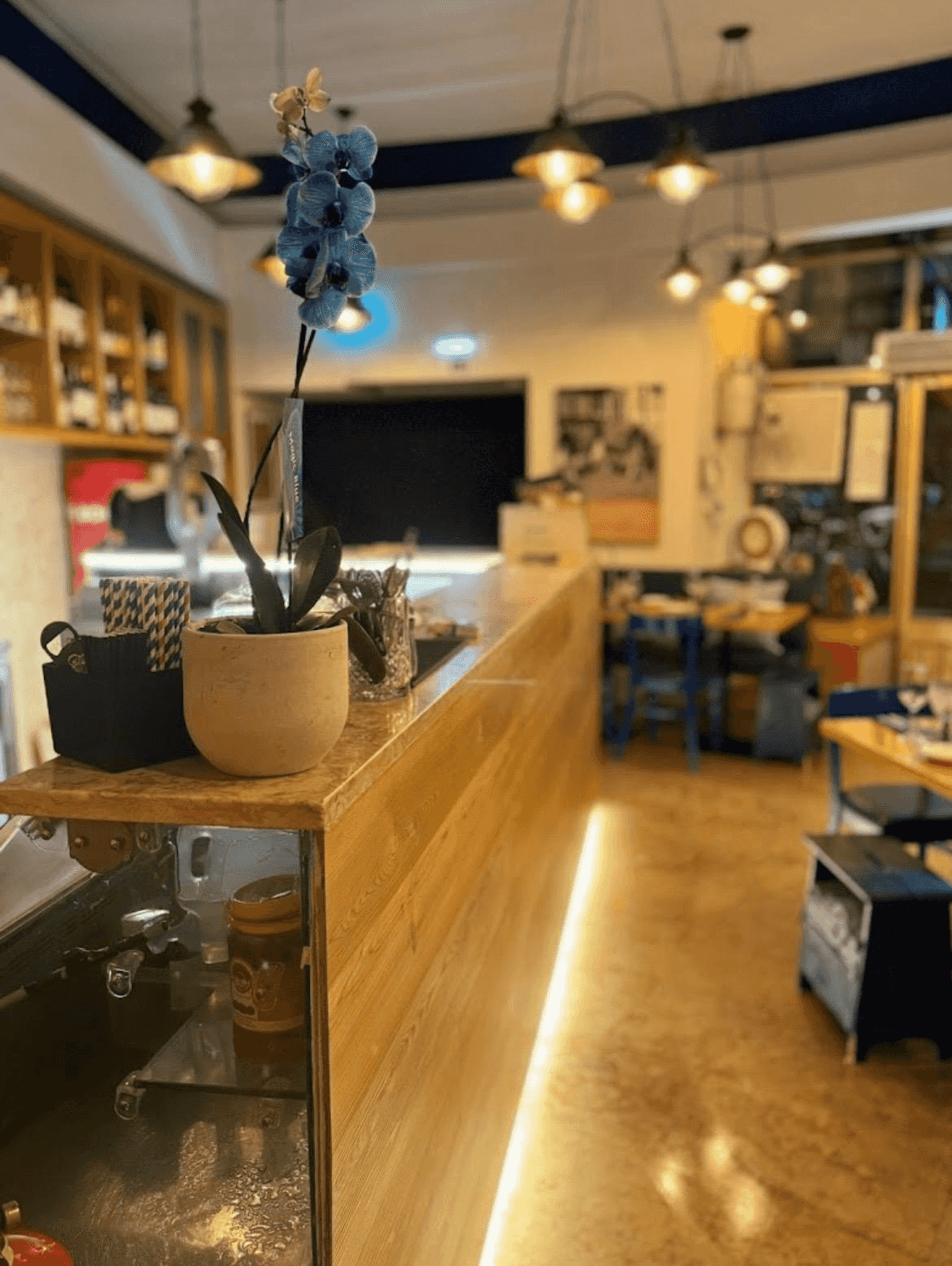 Leitaria da Anunciada restaurant counter and dining room